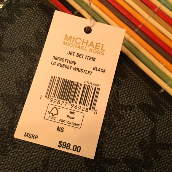 Michael Kors Lg Gusset wristlet - Picture 3 of 5